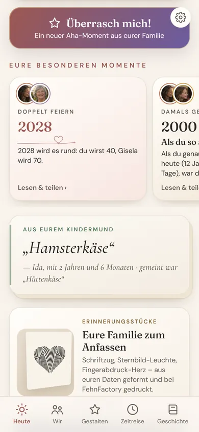 „Überrasch mich!“-Knopf, Karte „Doppelt feiern: 2028 wird es rund“ und ein Kindermund-Zitat: „Hamsterkäse“ – Ida, mit 2 Jahren und 6 Monaten.
