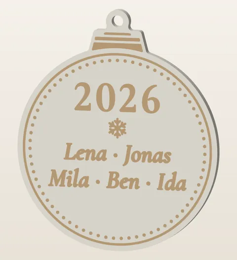 Weihnachtskugel als Anhänger in Elfenbein und Gold: „2026“, eine Schneeflocke und die Namen Lena, Jonas, Mila, Ben und Ida.